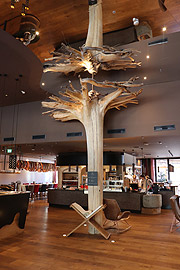 verwurzelt in der Region: das neue Boutique-Hotel Werdenfelserei zeigt dies gleich im Eingangsbereich (©Foto: Martin Schmitz)